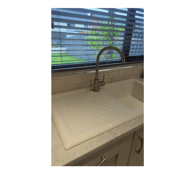 A hommix 3 way tap verona installed in a kitchen